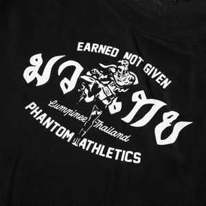 Mit dem Phantom Athletics T-Shirt Warrior zeigen Kampfsportler ihre Leidenschaft für den Fight Lifestyle auch außerhalb des Gyms. Das sportliche Design eignet sich für MMA, Boxen, Kickboxen, Muay Thai, Fitness und Freizeit.