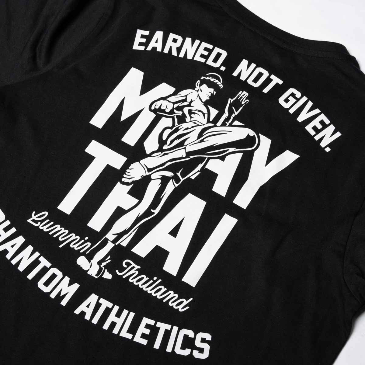Das Phantom Athletics T-Shirt Bangkok steht für die Energie und Kampfsportkultur der thailändischen Hauptstadt. Die hochwertige Fightwear eignet sich ideal für Fighter aus Muay Thai und Kickboxen sowie für Gym, Training und Freizeit.