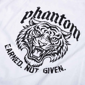Das weiße Phantom Athletics T-Shirt Spirit kombiniert einen zeitlosen Look mit authentischer Kampfsportbekleidung für die Fight Community. Das vielseitige Shirt eignet sich für Gym, Training und Kampfsportarten wie MMA, Boxen, Kickboxen und Muay Thai.
