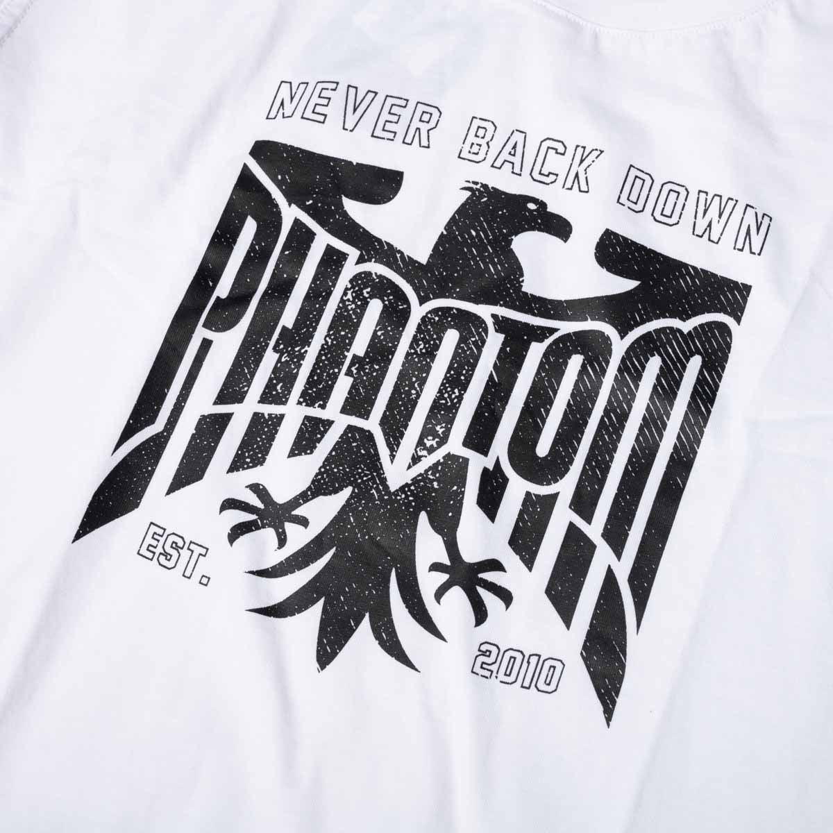Das weiße Phantom Athletics GERMANY NEVER BACK DOWN T-Shirt wurde für Kampfsportler entwickelt, die einen markanten Fighter-Look mit hohem Tragekomfort verbinden möchten. Der große Eagle-Print macht das Shirt zum Blickfang beim Warm-up, Krafttraining und in der Freizeit.