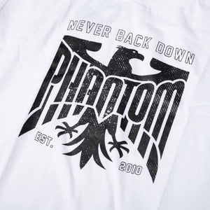 Das weiße Phantom Athletics GERMANY NEVER BACK DOWN T-Shirt wurde für Kampfsportler entwickelt, die einen markanten Fighter-Look mit hohem Tragekomfort verbinden möchten. Der große Eagle-Print macht das Shirt zum Blickfang beim Warm-up, Krafttraining und in der Freizeit.