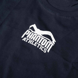 Das navyblaue Phantom Athletics Team T-Shirt bietet mit seinem dezenten Brustlogo und kleinem Branding im Nacken einen zeitlosen Fighter-Look. Die hochwertige Kampfsportbekleidung eignet sich für MMA, Boxen, Kickboxen, Muay Thai, BJJ, Grappling sowie Training und Freizeit.