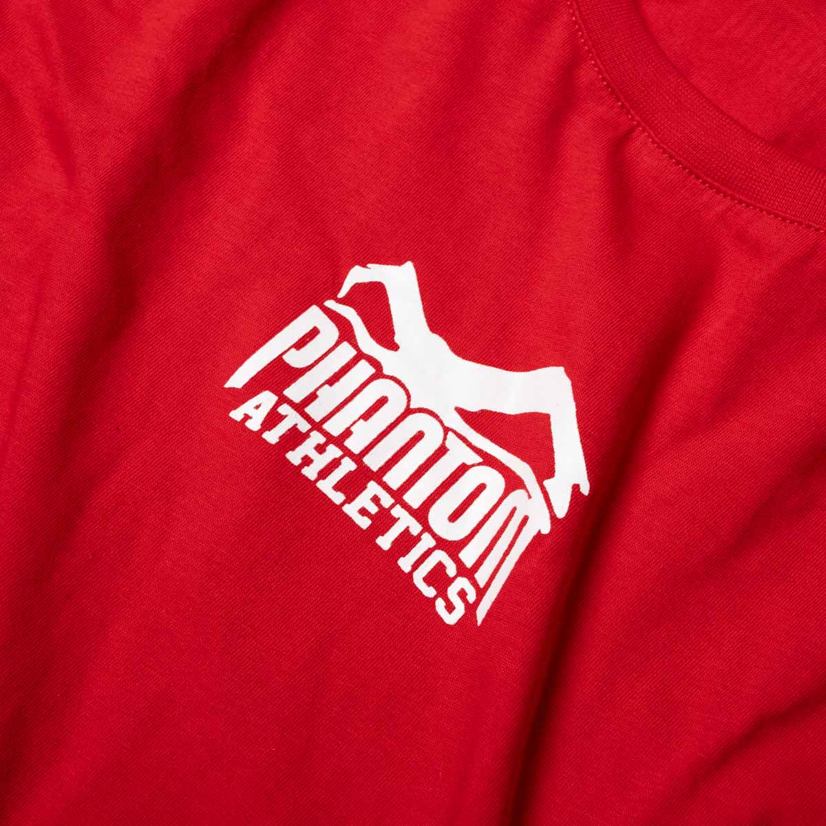 Mit dem Phantom Athletics Team T-Shirt in Rot tragen Kampfsportler hochwertige Fightwear mit sportlicher Passform und zeitlosem Design. Das Shirt bietet viel Bewegungsfreiheit für MMA, BJJ, Grappling, Boxen, Muay Thai und intensive Workouts.