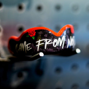 Ergonomischer Damage Control Zahnschutz - Came From Nothing für Boxen und BJJ.
Ausgestattet mit modernster Stoßdämpfungstechnologie ist dieser Zahnschutz ideal für Mixed Martial Arts, Muay Thai und andere Kampfsportarten. Das einzigartige Design symbolisiert Durchhaltevermögen und Stärke.