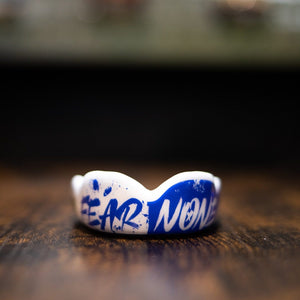 Hochwertiger Damage Control Zahnschutz - Fear None für Kämpfer.
Das ausdrucksstarke Fear None Design kombiniert maximalen Schutz mit stilvoller Optik. Perfekt für alle Kampfsportler, die im Training und Wettkampf keine Kompromisse eingehen.