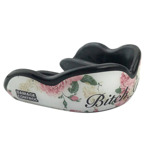 Premium Mundschutz „Bitch Please“ aus der Extreme Impact‑Serie von Damage Control – ideal für ambitionierte Kampfsportler im Sparring oder Wettkampf mit Fokus auf Schutz und Stil.