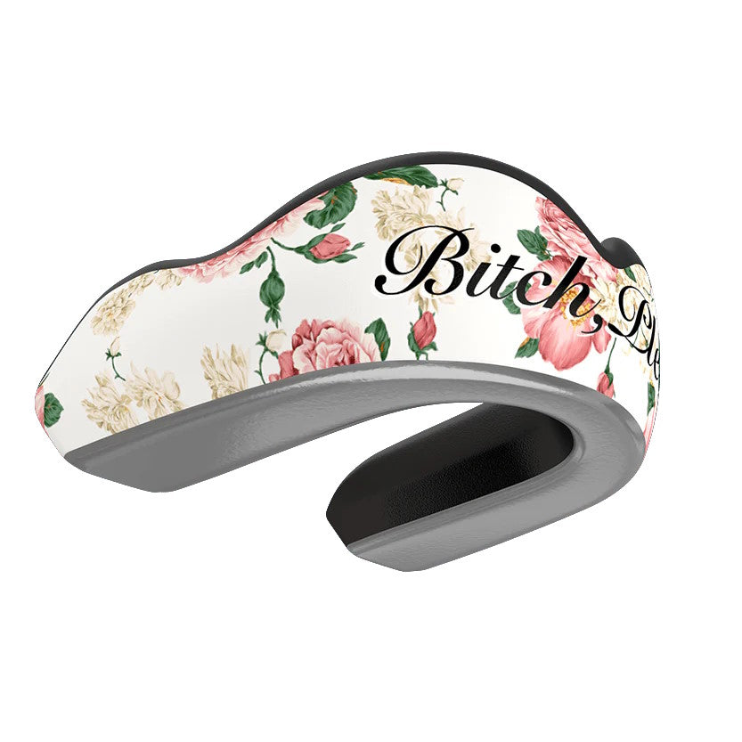 Der Mouthguard „Bitch Please“ von Damage Control – provokantes Design mit Profi‑Schutz für MMA, Boxen, Kickboxen und Grappling, entwickelt für athletische Kämpfer.