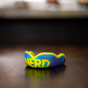 Hochwertiger Damage Control Zahnschutz - Nerd für Kampfsportler.
Ausgestattet mit modernster Stoßdämpfungstechnologie und einer ergonomischen Passform ist dieser Zahnschutz ideal für Training und Wettkampf in Kampfsportarten wie Muay Thai und Mixed Martial Arts.