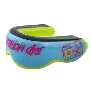 Der BMF Zahnschutz überzeugt durch hohe Belastbarkeit und auffälliges Design. Ideal für Kampfsportler, die sich sowohl im Training als auch im Wettkampf abheben möchten.