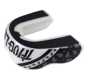 Der Damage Control Zahnschutz Thug Life bietet dir extrem hohen Schutz bei Sparring und Wettkampf. Ideal für Kampfsportarten wie MMA, Boxen und Muay Thai – mit robuster Stoßdämpfung und sicherem Sitz.