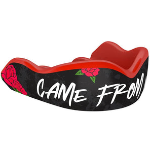 Damage Control Zahnschutz - Came From Nothing für MMA und Kampfsport.
Dieser Zahnschutz bietet optimalen Schutz für Zähne und Kiefer bei Training und Wettkampf. Mit dem inspirierenden Came From Nothing Design ist er perfekt für Kämpfer, die ihre Entschlossenheit zeigen möchten.
