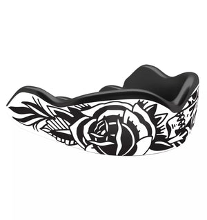 Damage Control Zahnschutz - BlackArts 2.0 mit innovativer Stoßdämpfung.
Dieser Zahnschutz kombiniert das stylische BlackArts 2.0 Design mit hervorragendem Schutz für MMA, Boxen und andere Kampfsportarten. Ideal für Training und Wettkämpfe auf höchstem Niveau.