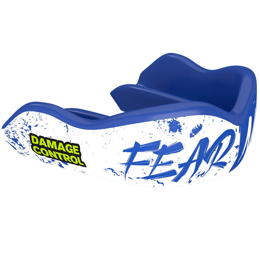 Damage Control Zahnschutz - Fear None für MMA und Kampfsport.
Dieser Zahnschutz steht für Stärke und Furchtlosigkeit. Mit modernster Stoßdämpfung und ergonomischer Passform ist er ideal für Mixed Martial Arts, Boxen, Muay Thai und BJJ.