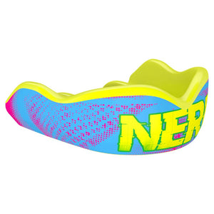 Damage Control Zahnschutz - Nerd für MMA und Kampfsport.
Dieser Zahnschutz kombiniert maximalen Schutz mit einem witzigen Nerd-Design. Perfekt für Kämpfer, die Funktionalität und humorvollen Stil in MMA, Boxen und BJJ vereinen möchten.