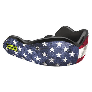 Damage Control Zahnschutz - USA Flag für MMA und Kampfsport.
Dieser Zahnschutz bietet maximalen Schutz und Komfort, kombiniert mit einem patriotischen USA-Flaggen-Design. Perfekt für Training und Wettkämpfe in MMA, Boxen und Kickboxen.