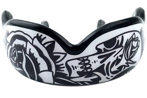 Hochwertiger Damage Control Zahnschutz - BlackArts 2.0 für Kampfsportler.
Perfekt für MMA, Kickboxen und Brazilian Jiu-Jitsu bietet dieser Zahnschutz eine ergonomische Passform und bis zu 150 % mehr Stoßabsorption. Das BlackArts 2.0 Design verleiht ihm eine einzigartige Optik.