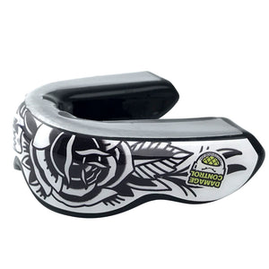 Damage Control Zahnschutz - BlackArts 2.0 für Profis und Anfänger im Kampfsport.
Speziell für die Bedürfnisse von Boxern und Mixed Martial Arts Athleten entwickelt, kombiniert der Zahnschutz von Damage Control optimalen Schutz mit einem auffälligen Design. Ein Muss für jeden Kampfsportler.