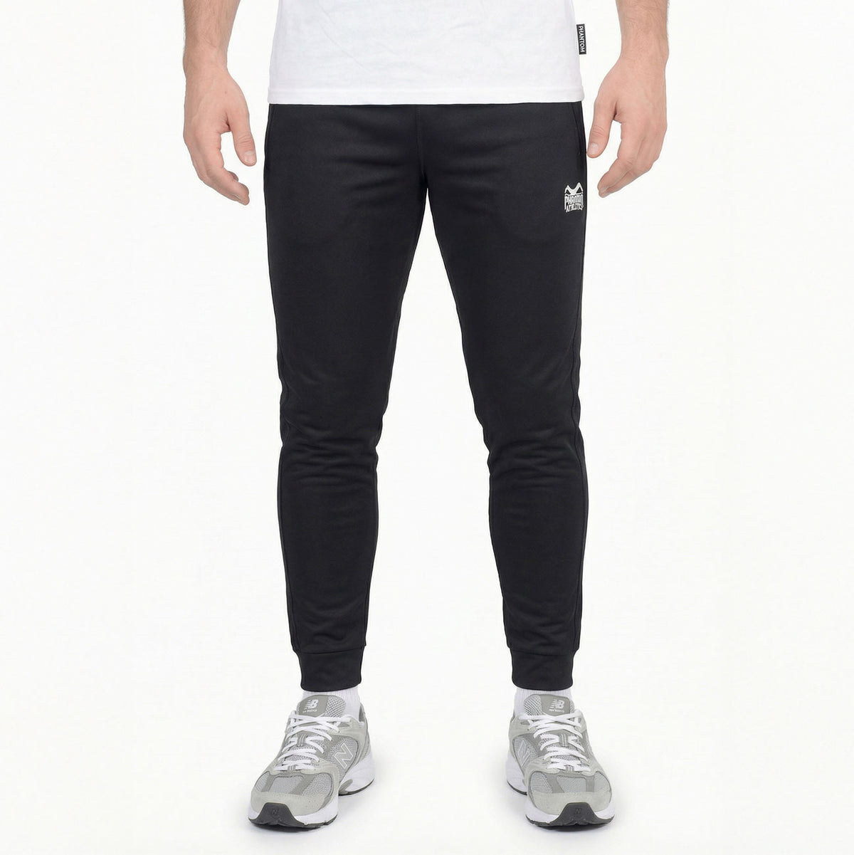 Mit der Phantom Athletics EVO Jogginghose bist du perfekt ausgestattet für Sparring, Gym-Training und aktive Regeneration. Das leichte, flexible Performance-Material sorgt für maximale Bewegungsfreiheit bei jeder Einheit.
