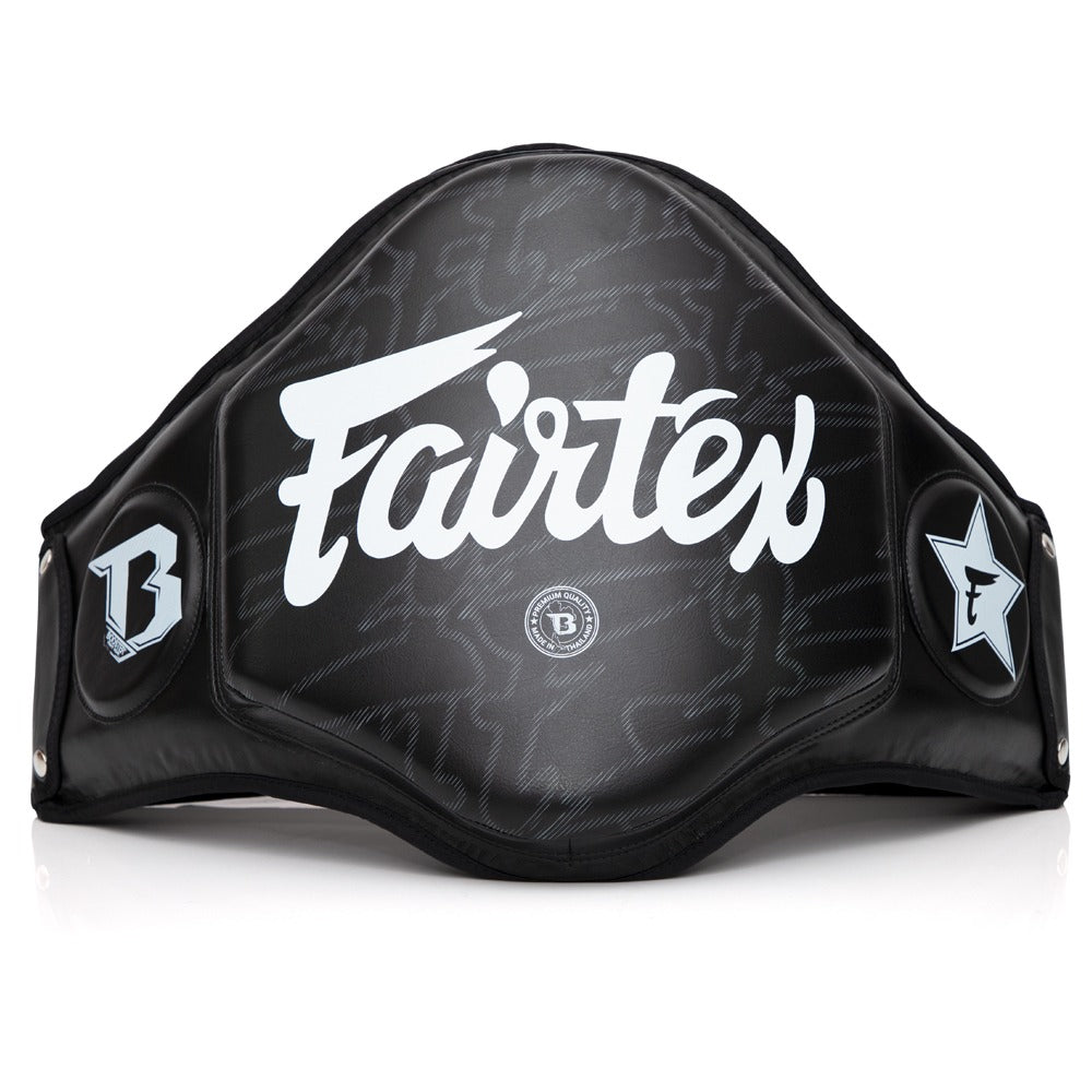 Das Fairtex Bellypad FXB-BP in Schwarz ist ein hochwertiger Körperschutz für Muay Thai und Kickboxtrainer. Handgefertigt in Thailand bietet es maximale Stoßdämpfung bei Kniestößen, Tritten und Körperschlägen – perfekt für realistisches Thaibox-Training.