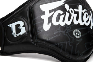 Als authentische Muay Thai Marke steht Fairtex für Qualität und Langlebigkeit. Dieses Belly Pad schützt den gesamten Mittelbereich und ermöglicht sicheres, intensives Pratzentraining mit Kick- und Schlagkombinationen.