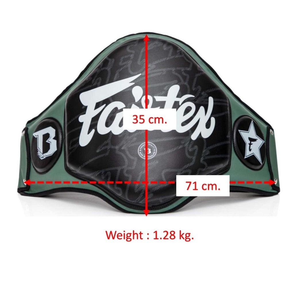 Das FXB-BP Bellypad von Fairtex wurde speziell für das tägliche Kampfsporttraining entwickelt. Mit starker Polsterung, verstellbarem Klettverschluss und ergonomischem Sitz ist es ideal für professionelle Muay Thai Coaches und Kickbox-Trainer.