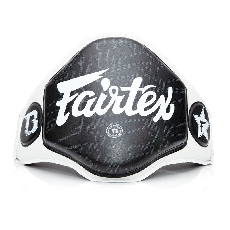 Das Fairtex FXB-BP Bellypad ist ein professioneller Körperschutz für Muay Thai, Kickboxen und MMA. Handgefertigt in Thailand steht es für authentische Thaibox-Qualität und bietet maximale Stoßabsorption bei Tritten, Kniestößen und Körperschlägen.