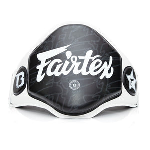 Das Fairtex FXB-BP Bellypad ist ein professioneller Körperschutz für Muay Thai, Kickboxen und MMA. Handgefertigt in Thailand steht es für authentische Thaibox-Qualität und bietet maximale Stoßabsorption bei Tritten, Kniestößen und Körperschlägen.