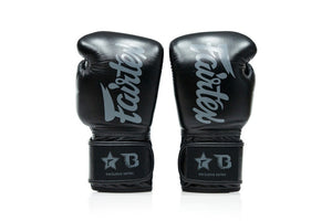 Diese schwarzen Fairtex Boxhandschuhe wurden speziell für Muay Thai entwickelt und bieten optimalen Schutz, ergonomische Passform und starke Polsterung für jede Kampfsporteinheit.