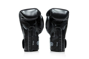 Fairtex Muay Thai Boxhandschuhe FXB V2 in klassischem Schwarz – ideal für fortgeschrittene Fighter, die im Sparring und Techniktraining Wert auf Qualität und Langlebigkeit legen.