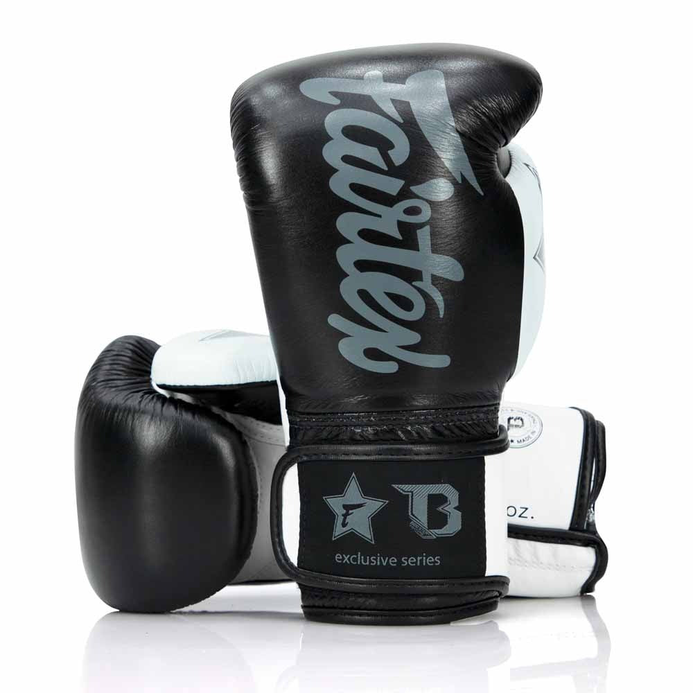 Die Fairtex FXB-BG V2 Boxhandschuhe in Schwarz-Weiß stehen für echte thailändische Handwerkskunst im Muay Thai. Fairtex ist eine der weltweit führenden Marken für Thaiboxen – entwickelt für Sparring, Techniktraining und harte Schlagkombinationen auf höchstem Niveau.
