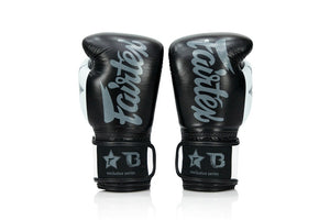 Diese Fairtex Boxhandschuhe sind handgefertigt in Thailand und speziell für Muay Thai entwickelt. Mit ihrer ergonomischen Passform, starken Polsterung und dem sicheren Klettverschluss sind sie ideal für Thaibox-Training, Padwork und Sparring.