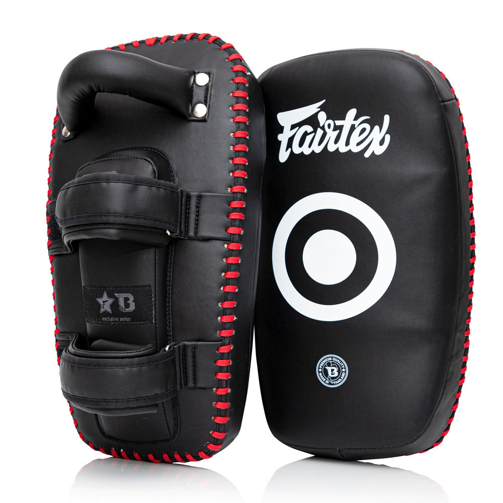 Die Fairtex Kickpads FXB-KP sind original thailändische Schlagpolster für intensives Muay Thai und Kickboxtraining. Handgefertigt in Thailand und bekannt für ihre Langlebigkeit, eignen sie sich perfekt für Kicks, Knietechniken und kraftvolle Schlagkombinationen im Pratzentraining.