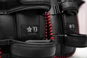 Diese Fairtex Kickpads wurden speziell für Muay Thai Coaches und Kampfsporttrainer entwickelt, die Wert auf Qualität und Stoßabsorption legen. Durch die robuste Polsterung und die ergonomischen Haltegriffe lassen sich harte Treffer kontrolliert aufnehmen – ideal für Thaiboxen, MMA und K1.