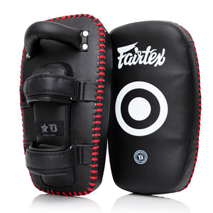 Die Fairtex Kickpads FXB-KP sind original thailändische Schlagpolster für intensives Muay Thai und Kickboxtraining. Handgefertigt in Thailand und bekannt für ihre Langlebigkeit, eignen sie sich perfekt für Kicks, Knietechniken und kraftvolle Schlagkombinationen im Pratzentraining.
