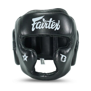 Der Fairtex Muay Thai Headguard FXB-HG ist ein hochwertiger Kopfschutz für Sparring und Techniktraining im Muay Thai, Kickboxen und MMA. Handgefertigt in Thailand überzeugt er durch robuste Polsterung, perfekten Sitz und zuverlässigen Schutz für Stirn, Wangen und Ohren.