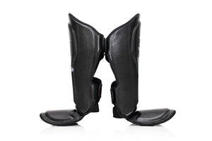 Diese Fairtex Schienbeinschoner bieten durch ihren anatomischen Schnitt perfekten Sitz am Bein. Zwei breite Klettverschlüsse sorgen für festen Halt, auch bei schnellen Bewegungen und explosiven Kombinationen im Thaiboxen.