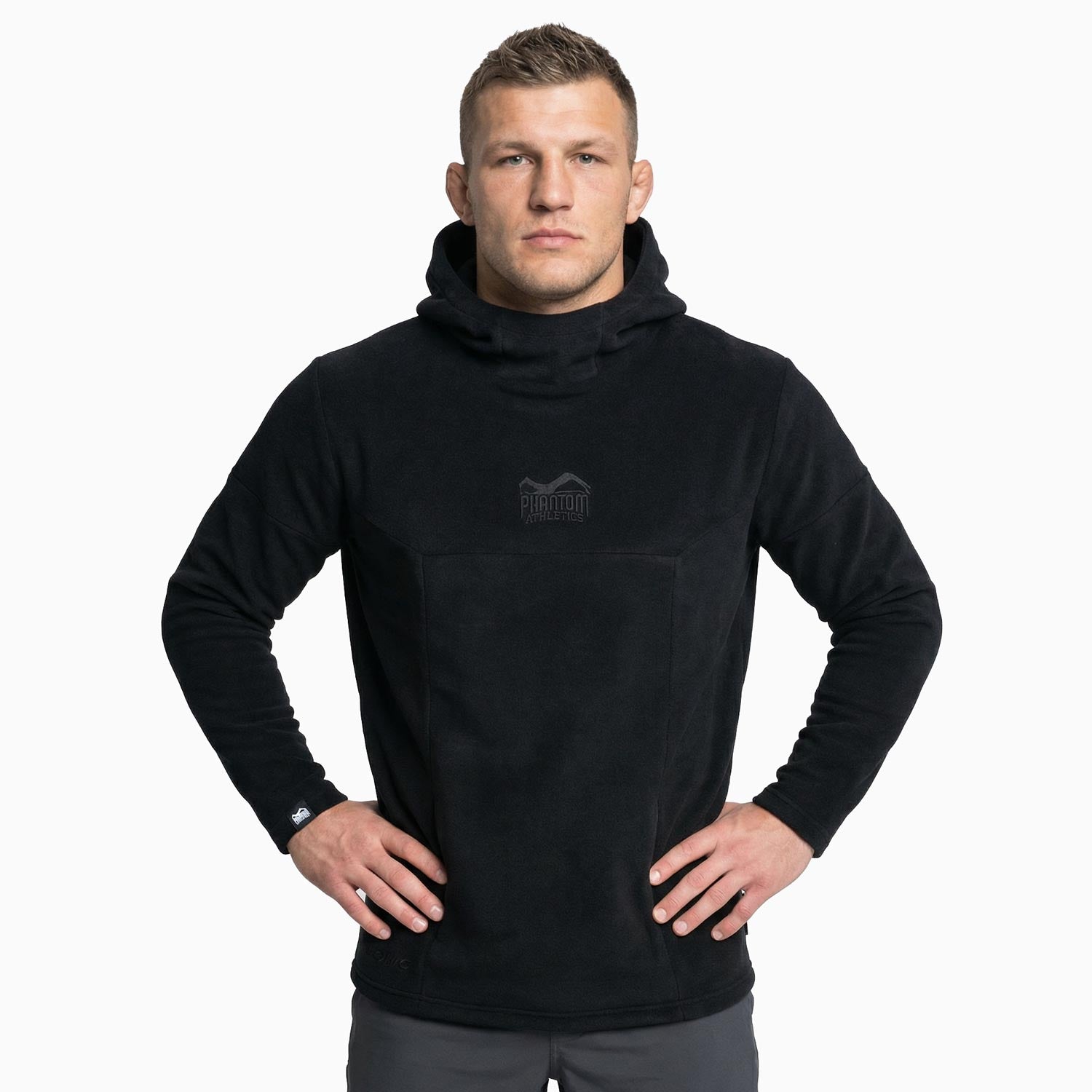 Phantom Athletics Hoodie Sonic Black aus dickem Fleece mit Kapuze und Stehkragen, ideal für warmes Aufwärmen vor MMA‑Training oder Sparring.