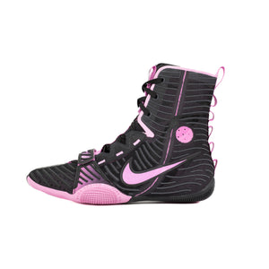 Die Black/Magenta Farbvariante der Nike HyperKO 3 unterstreicht den aggressiven Look einer Performance-orientierten Kampfsportmarke. Optimal für intensives Sparring und funktionelles Training.