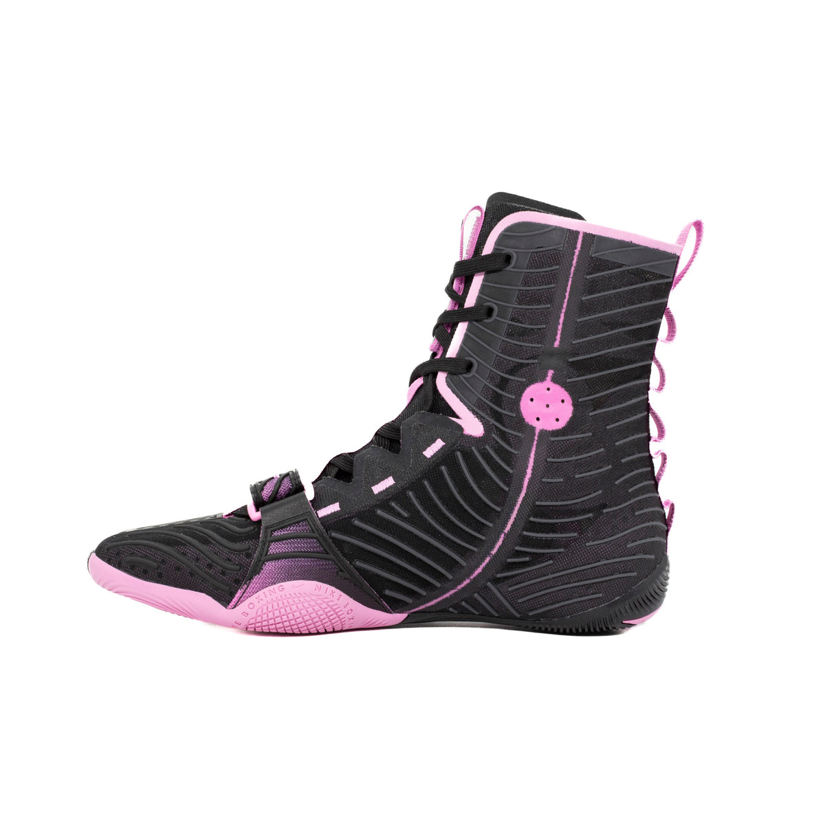 Der Nike HyperKO 3 verbindet innovative Technologie mit einem stabilen Sitz für anspruchsvolles Kampfsporttraining. Perfekt geeignet für Trainingseinheiten im Gym sowie Wettkämpfe im Boxen und Muay Thai.