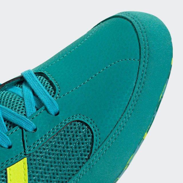 Stylische Kampfsportschuhe von adidas in Grün – für zuverlässigen Grip und Bewegungsfreiheit bei intensiven Grappling-Einheiten.