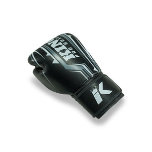 King Pro Boxing Spartan 1 Boxhandschuhe in elegantem Schwarz – mit ergonomischer Form und robuster Verarbeitung für zuverlässigen Schutz im täglichen Training. Perfekt für Kampfsportarten mit hoher Schlagfrequenz.