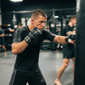 Kurzärmelige Rashguard EVO Apex von Phantom Athletics für MMA, Grappling und Jiu-Jitsu mit kompressionsähnlicher Passform für optimale Performance im Training.