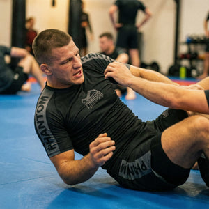 Hochwertige Kampfsport-Rashguard von Phantom Athletics in Schwarz/Grau, ideal für Sparring, MMA und funktionelles Training auf der Matte.