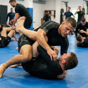 Professionelle Trainings-Rashguard von Phantom Athletics für Kampfsport, MMA und Jiu-Jitsu, entwickelt für maximale Bewegungsfreiheit und Langlebigkeit.
