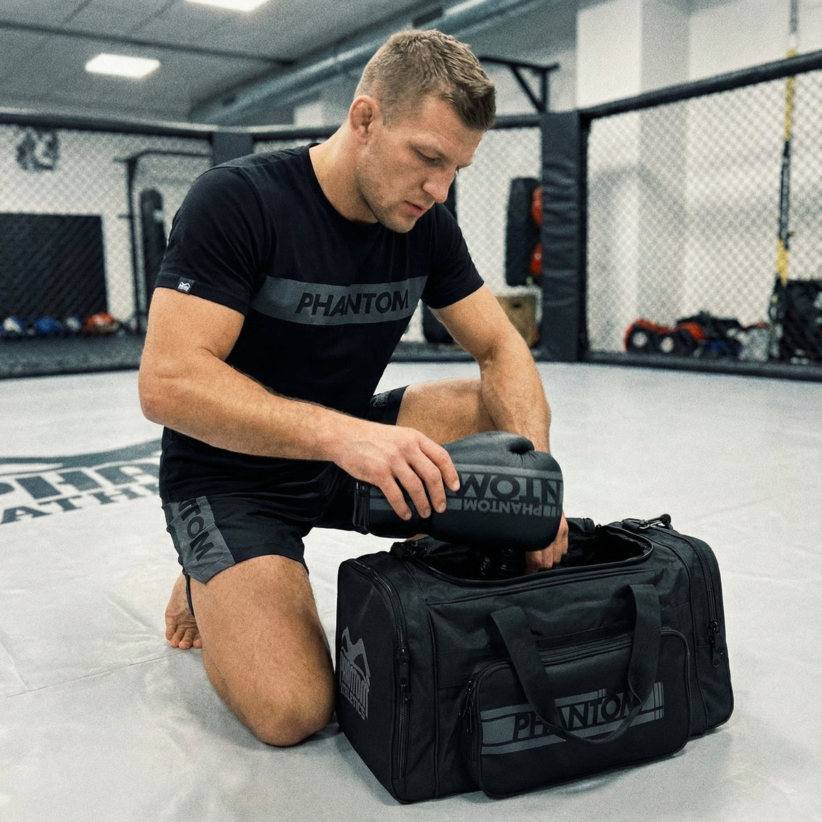 Funktionelles Trainingsshirt von Phantom Athletics in Schwarz/Grau, ideal für Jiu-Jitsu, Grappling und intensive Gym-Sessions.