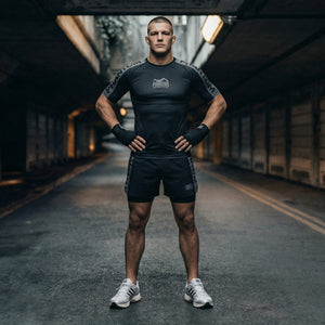 Premium Rashguard EVO Apex von Phantom Athletics in Schwarz und Grau, ideal für Sparring, BJJ und Performance-Training mit professioneller Qualität.