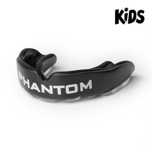 Der Phantom Athletics Kinder-Mundschutz Apex in Schwarz ist in verschiedenen Größen erhältlich und passt sich optimal an die Mundpartie von Kindern an.