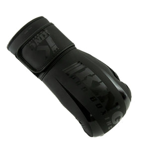 King Pro Boxing KPB BG REVO 4 Boxhandschuhe – Schwarz
Diese Boxhandschuhe kombinieren traditionelles Handwerk mit modernster Technik. Hergestellt in Thailand, bieten sie eine hervorragende Passform und Langlebigkeit. Ideal für ambitionierte Kampfsportler, die Wert auf Qualität und Performance legen.