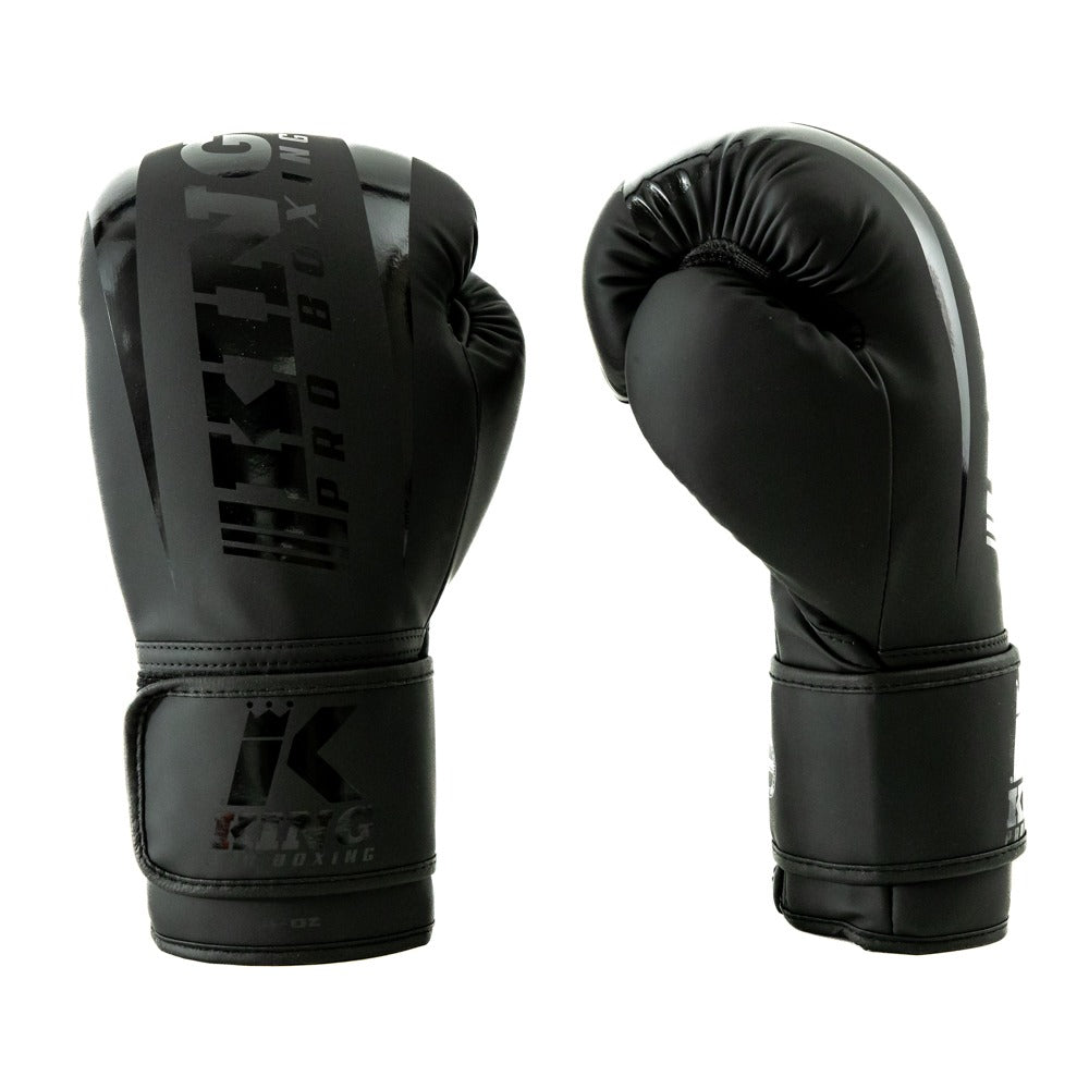 King Pro Boxing KPB BG REVO 4 Boxhandschuhe – Schwarz
Vielseitige Allround-Boxhandschuhe aus hochwertigem PU-Leder, ideal für Training, Sparring und Wettkämpfe. Mit eingespritzter Schaumstoffpolsterung und Mesh-Einsätzen in der Handfläche bieten sie optimalen Schutz und Atmungsaktivität. Der breite Klettverschluss sorgt für einen sicheren Halt am Handgelenk.