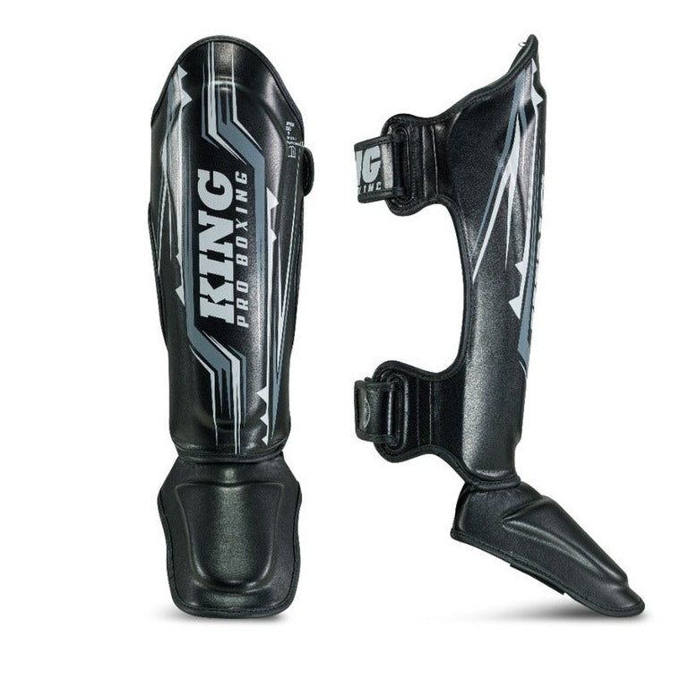 King Pro Boxing Schienbeinschoner Spartan 1 – Schwarz
Hochwertige Schienbeinschoner aus strapazierfähigem Kunstleder, entwickelt für intensives Muay Thai, Kickboxen und MMA. Die dicke Polsterung schützt effektiv Schienbein, Spann und Knöchel. Zwei stabile Klettverschlüsse sorgen für einen festen, rutschfreien Sitz, auch bei schnellen Kombinationen und Clinchtechniken.